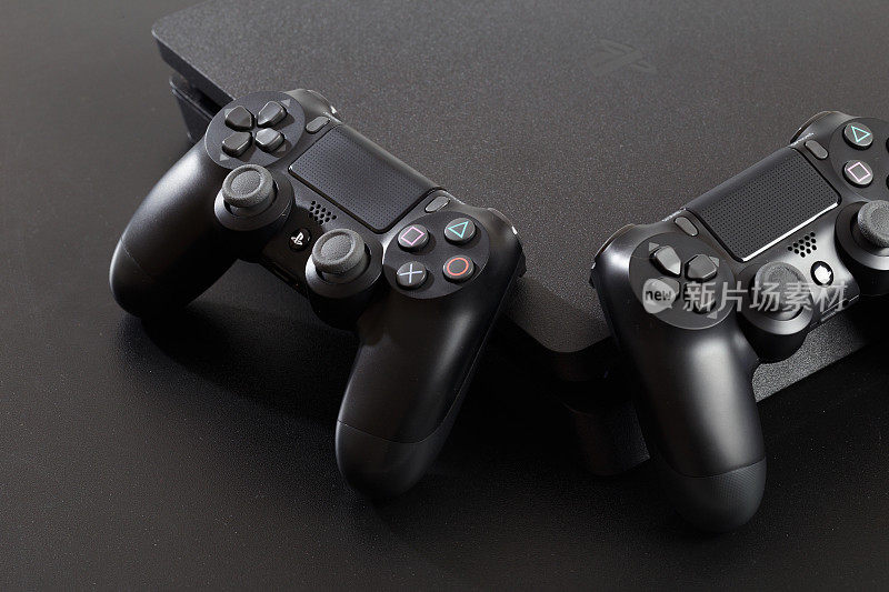 2019年10月24日，俄罗斯:搭载PlayStation 4的新索尼Dualshock 4。索尼PlayStation 4第八代游戏机。